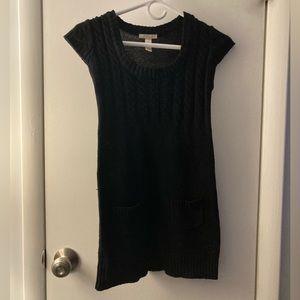 Small black 100% acrylic sweater top ✨